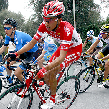 Egan Bernal sufrió una aparatosa caída este domingo