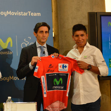 Nairo Quintana entregó su camiseta roja a uno de los altos dirigentes de Telefónica