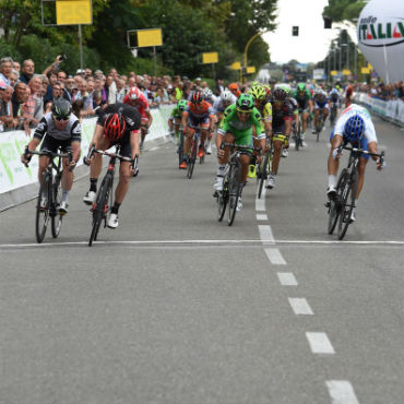 Sam Bennett ganó en apretado sprint la segunda etapa del Giro de Toscana