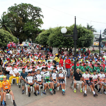 Con la presentación de equipos arrancó este martes la Vuelta del Porvenir