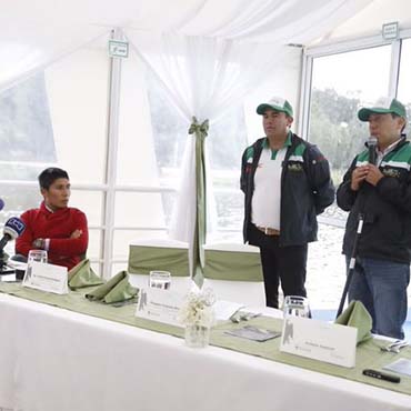 Nairo Quintana y el Gobernador de Boyacá, Carlos Amaya, anunciaron los planes del equipo para el 2017 (Foto©IndeportesBoyacá)