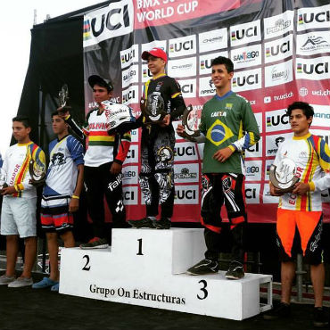 Santiago Suárez (Centro) estar en campeonato de BMX de Oklahoma