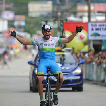 Daniel Jara (amarillo) primer líder de Vuelta a Costa-Rica