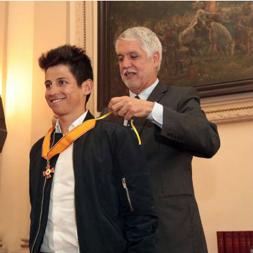 El estelar Esteban Chaves fue condecorado por Alcalde Enrique Peñalosa (Foto Alcaldía de Bogotá)