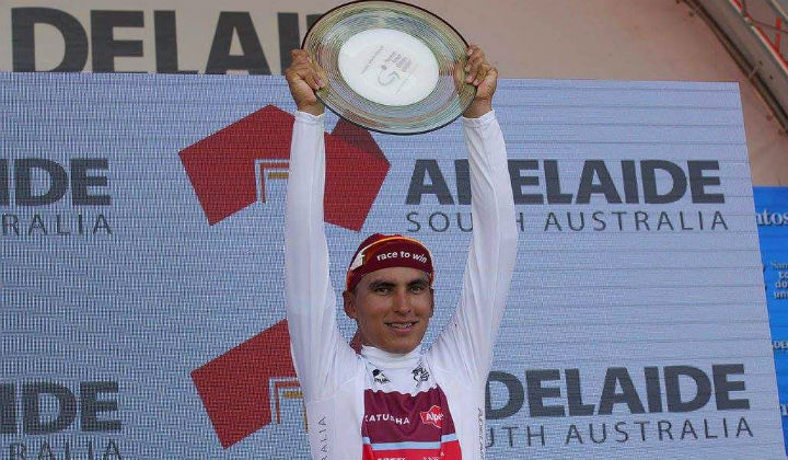 Jhonatan Restrepo con el trofeo de mejor joven del Tour Down Under