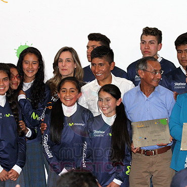 Nairo Quintana entregó aulas de Telefónica en su región