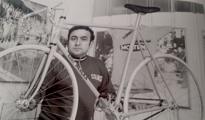 Ernesto Colnago, con la bicicleta que Eddy Merckx utilizó en el récord de la hora en 1972