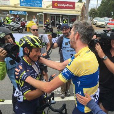 Esteban Chaves felicita a Damien Howson por el título de Herald Sun Tour