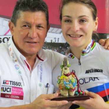 Kristina Vogel junto al director de la Copa Mundo Hernando Zuluága