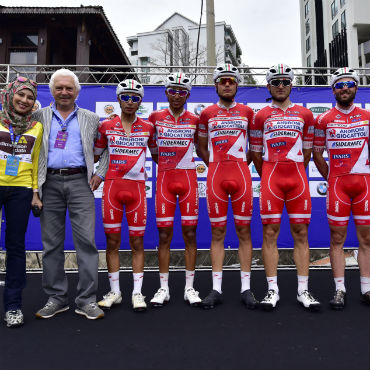 El Androni Sidermec: Speaker Kiki Nurul Asis, Gianni Savio Director Tecnico, Iván Sosa, Egan Bernal, Fausto Masnada, Marco Benfatto, Andrea Palini y Gian Paolo Cheula, Director Técnico Adjunto