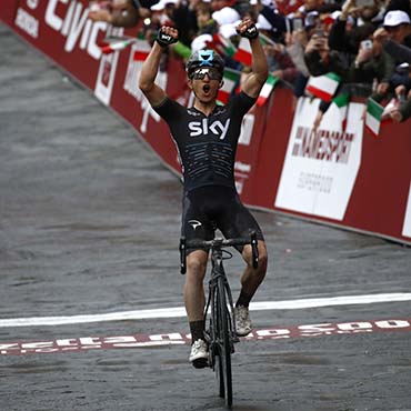 Kwiatkowski se impuso de manera brillante en la Strade Bianche 2017