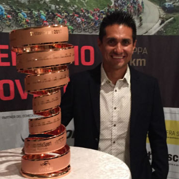 Luis Alfonso Cely, con trofeo del Giro de Italia en presentación de etapa que terminará En Bergamo