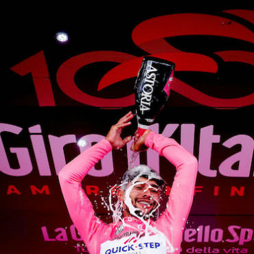 Fernando Gaviria celebró victoria y liderato del Giro de Italia