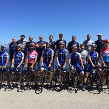 Fernando Gaviria, luciendo la camiseta rosa junto a sus compañeros del Quick-Step