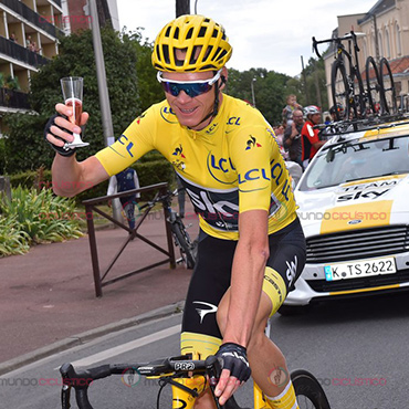 Chris-Froome y Sergio Luis Henao en el brindis de la victoria