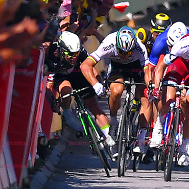 Mark Cavendish en el momento que es empujado por Peter Sagan