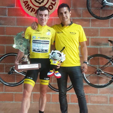 El campeón de la Vuelta Aristóbulo Cala y el técnico Luis A. Cely este martes en rueda de prensa