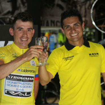 Aristóbulo Cala y Luis A. Cely brindan por el título de la Vuelta a Colombia