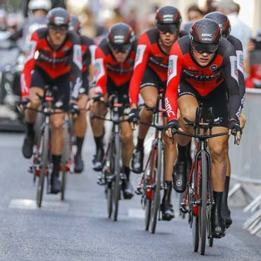 Dennis llevó a la victoria a su equipo BMC y es el primer líder de la Vuelta a España 201