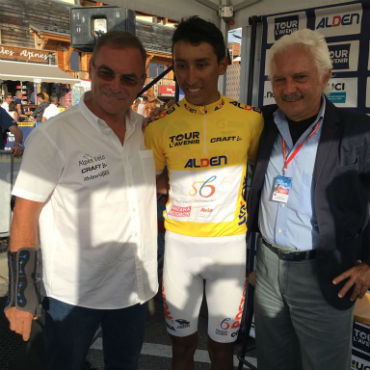 Egan Bernal, ganador del Tour de L'Avenir junto Gianni Savio y Bernard Hinault