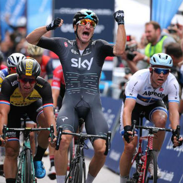 Elia Viviani brindó otro triunfo este domingo en Hamburgo al Sky