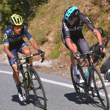 Esteban Chaves escolta a Chris Froome en la general
