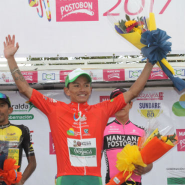 Heiner Parra en el podio tras ganar la etapa reina del Clásico RCN