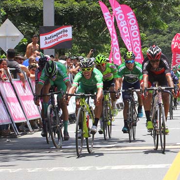 Gómez se llevó la victoria y el liderato en un cerrado final de la segunda etapa del Duelo de Titanes 2017