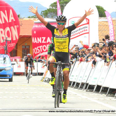 Jhonatan Caicedo ganador de la cuarta etapa en Albán