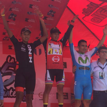 Alfredo Ajpacaja (Centro) vencedor de tercera etapa en Vuelta a Guatemala
