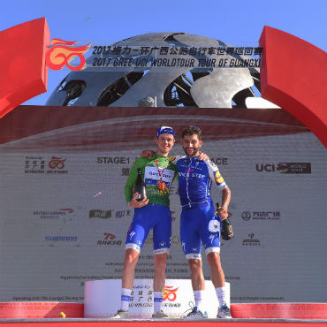 Fernando Gaviria y Remi Cavagna, en el podio del Tour de de Guangxi