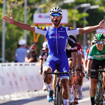 Fernando Gaviria ganador de primera etapa y líder