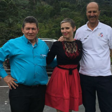 Pascale Schyns relacionista de la UCI con Hernando Zuluaga y Jorge Ovidio González (FOTO FCC)