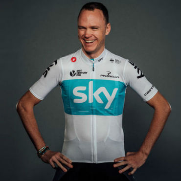 Chris Froome luciendo el nuevo uniforme del Sky para el 2018