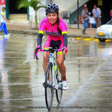 Estefania Herrera ganadora de primera etapa de Vuelta a Antioquia Femenina