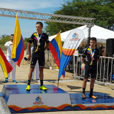 Fabio Castañeda (centro) medalla de oro en el MTB de los Juegos Bolivarianos