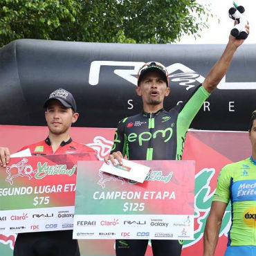 Juan Mesa, Jairo Cano y Robigzon Oyola, en el podio de Vuelta a Chiriquí (Foto Andrés Bonilla)
