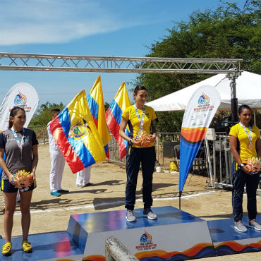 Laura- alentina Abril (centro) medalla de oro en el MTB de los Bolivarianos