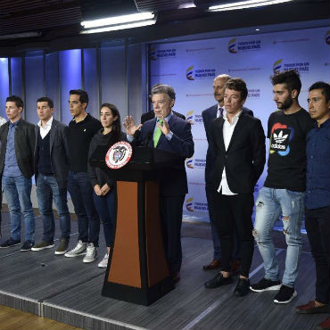 Rigo Uran, F. Gaviria, M. López, D. Atapuma, S. Henao, J. Pantano y Mariana Pajón, con el presidente Santos (Foto Presidencia de la República)