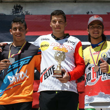 Samuel Zuleta (centro) campeón de acumulado de Copa Latinoamericana de BMX