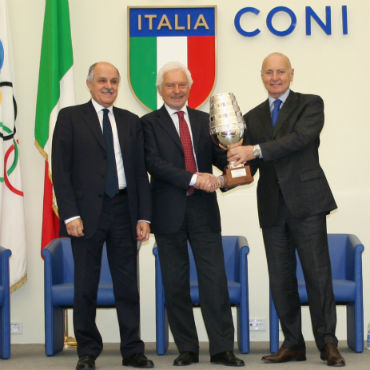 Gianni Savio recibió la Ciclismo Cup para el Androni como Campeón por Equipos de Italia