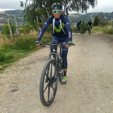 Nairo Quintana se divierte en las montañas de su tierra