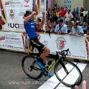 Cristian Talero ganador de octava etapa de Vuelta al Táchira (Foto VíaTwitter Víctor Hugo Peña)