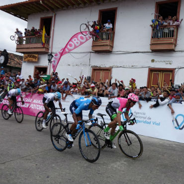 Daniel Felipe Martínez junto con Rigoberto Urán y Julián Cardona