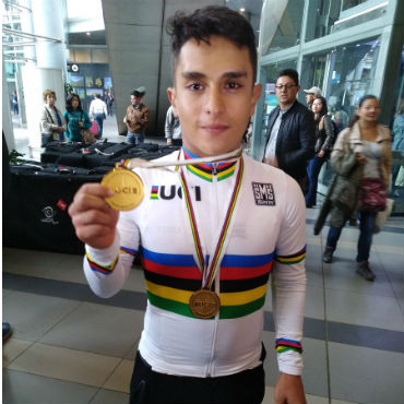 Alejandro Perea muestra una de sus medallas de Oro a la prensa en su llegada a Bogotá