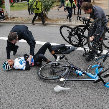 El momento de la infortunada caída de Egan Bernal en Vuelta a Cataluña