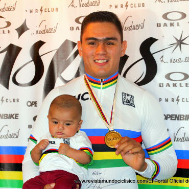 El campeón mundial del keirin Fabián-Puerta disfruta su medalla con su hijo