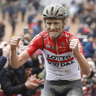 Benoot se impuso en la Strade Bianche 2018 tras una épica jornada de lluvia y barro