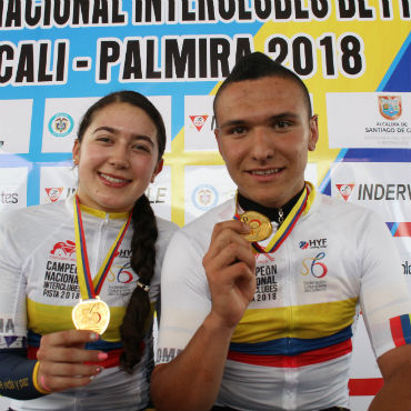 Carolina Vargas y Juan Julián Orozco ganadores de preseas doradas (Foto FCC)