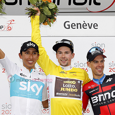Egan Bernal en podio de consagrados de Tour de Romandía junto a Primoz Roglic y Richie Porte
